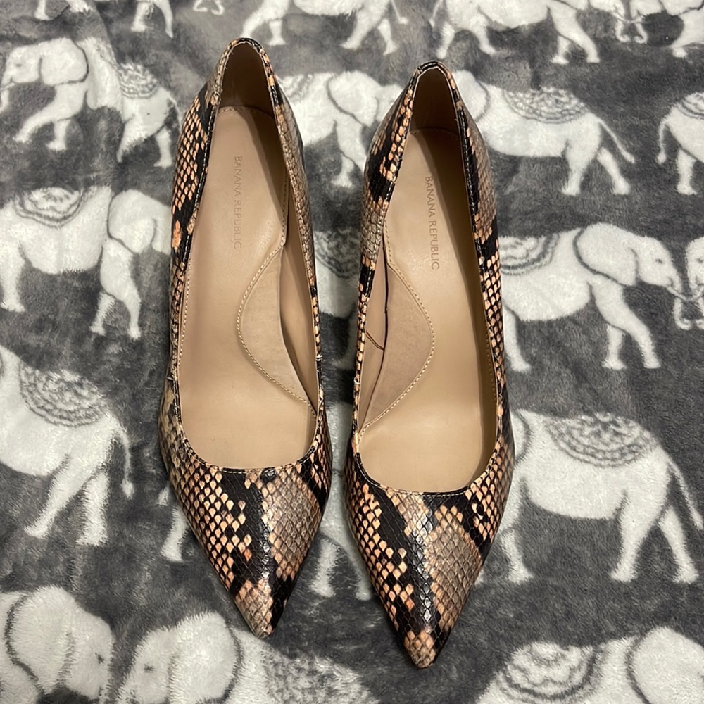 Banana Republic snakeskin pump